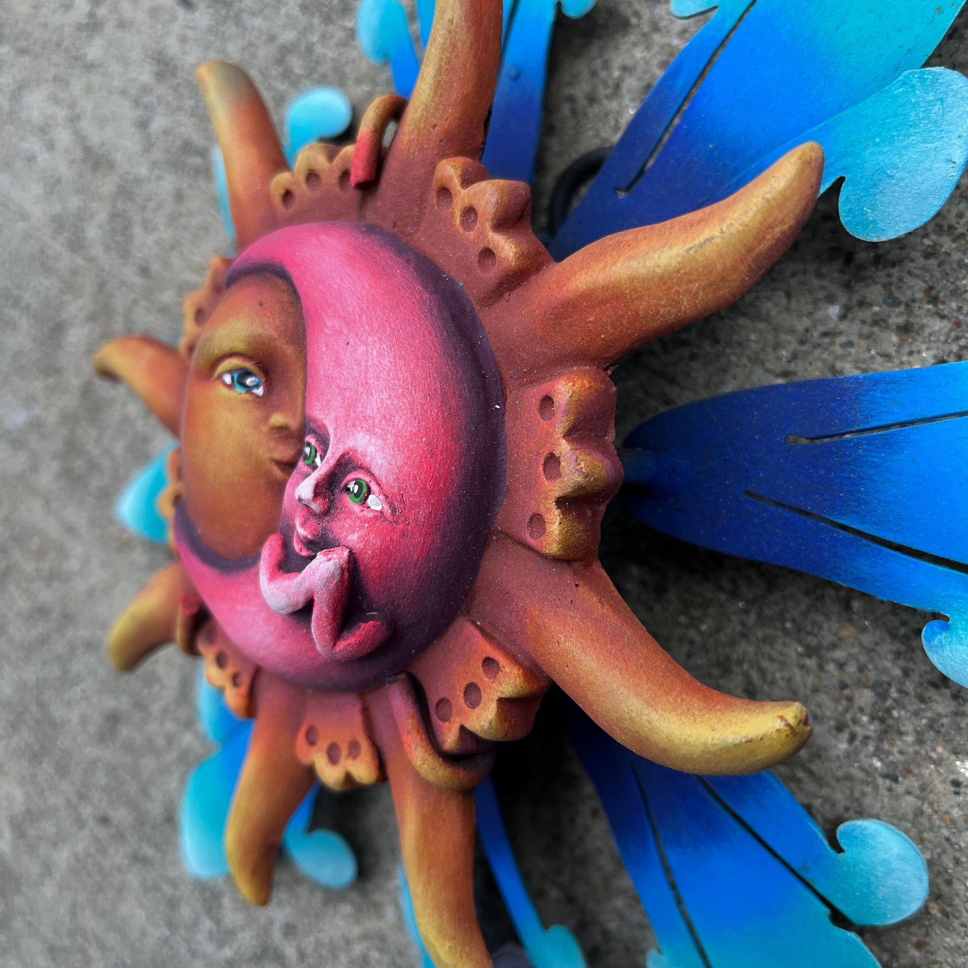 sweet sun kissing pink moon detail