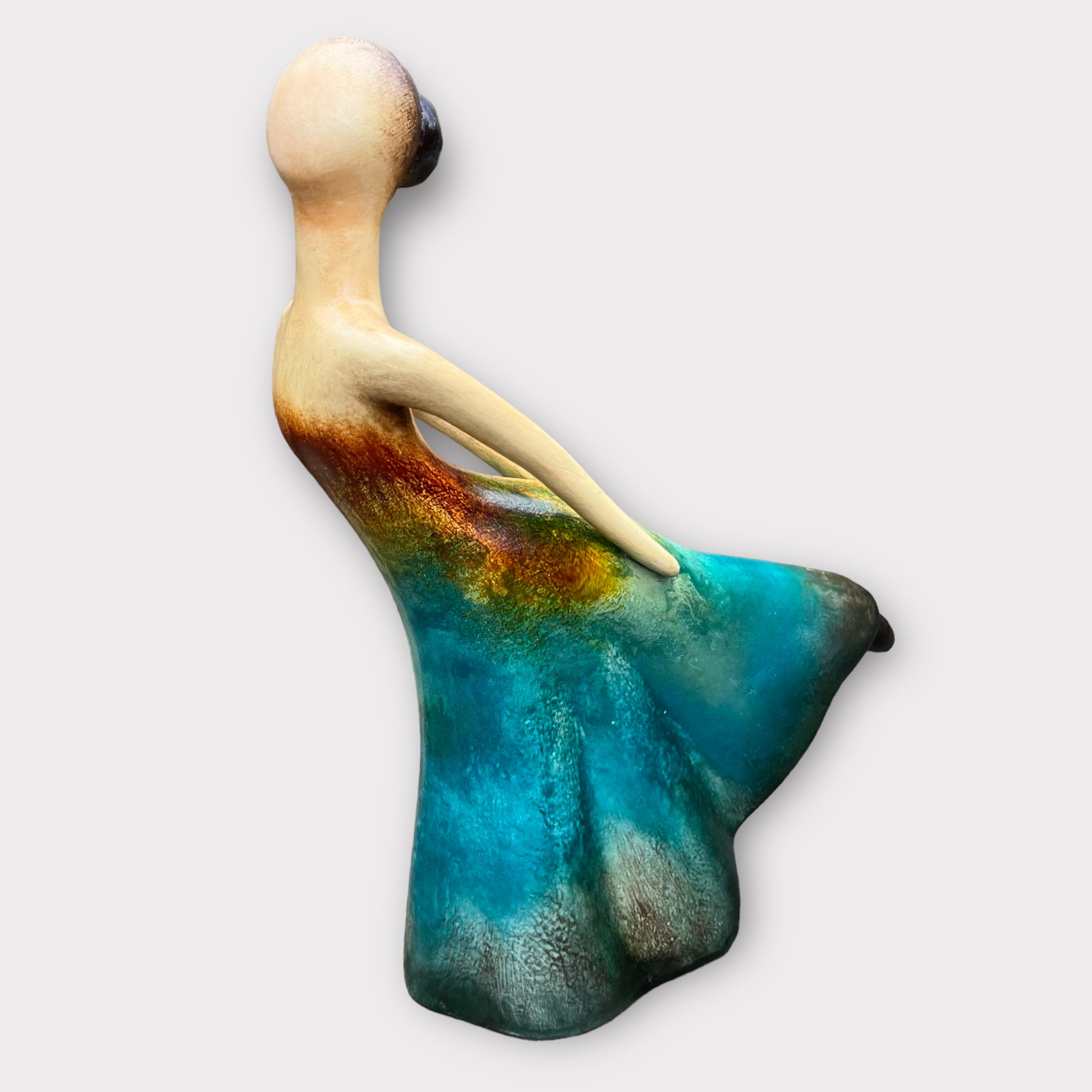 Loretta Bertoli's Yara Scultpure Azul no background