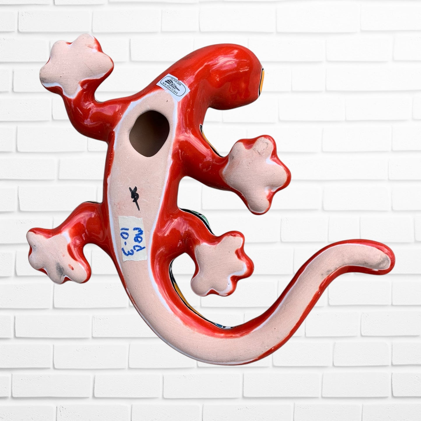 Talavera lizard salamander
Bottom view showing hole for wall hanging