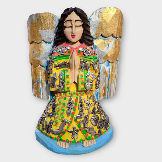Milagro‘s guardian angel wood figurine handcrafted