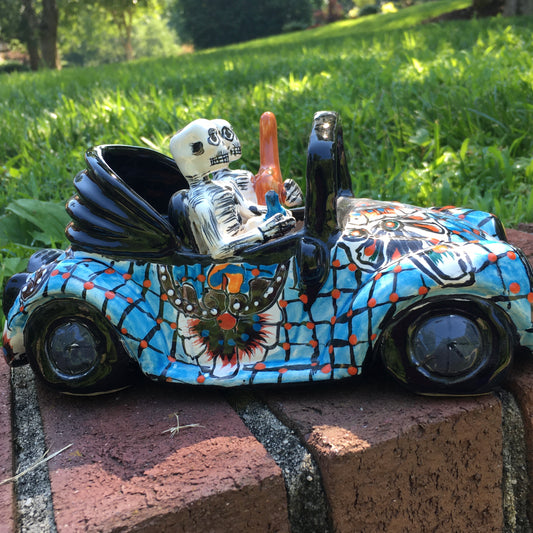 Cruising CATRINA‘s in their blue convertible