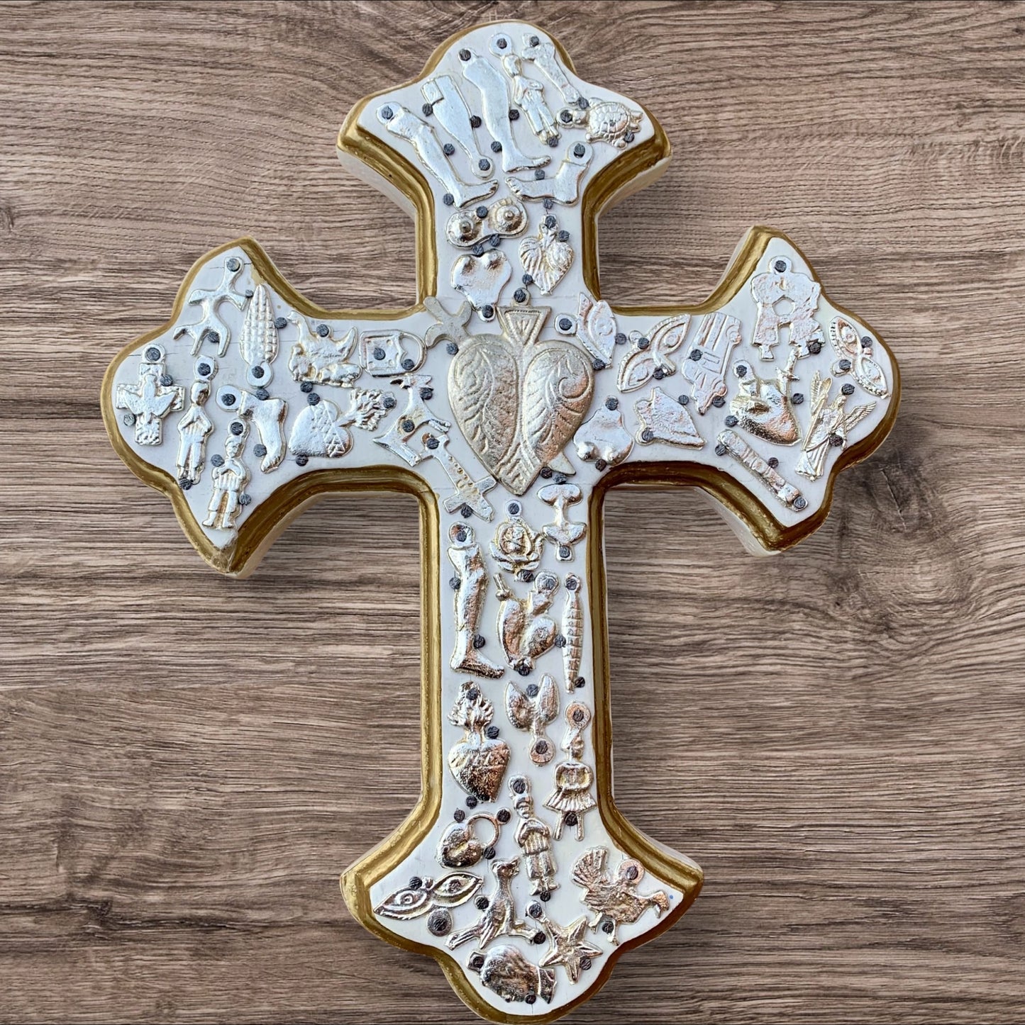 Milagros decorated wood cross blanco