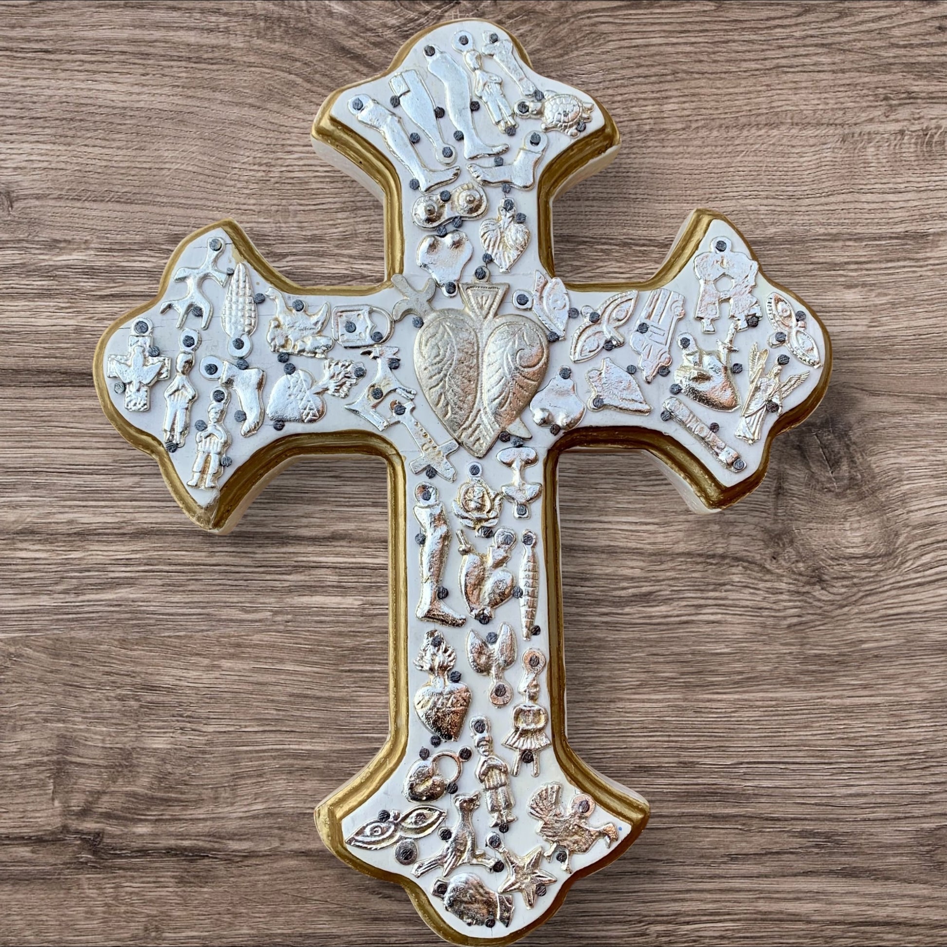 Milagros decorated wood cross blanco