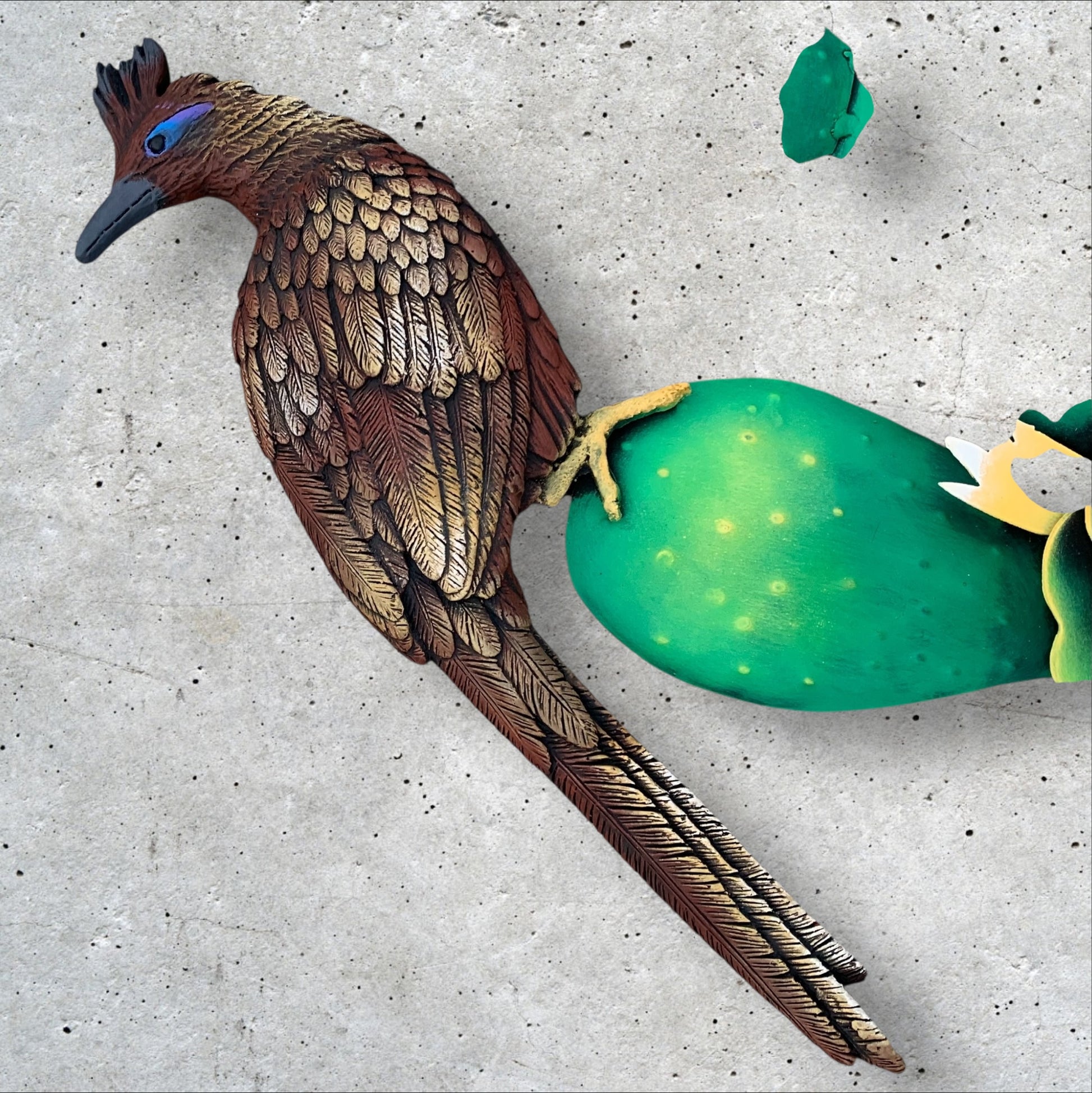 Road runner metal welcome sign bird close up