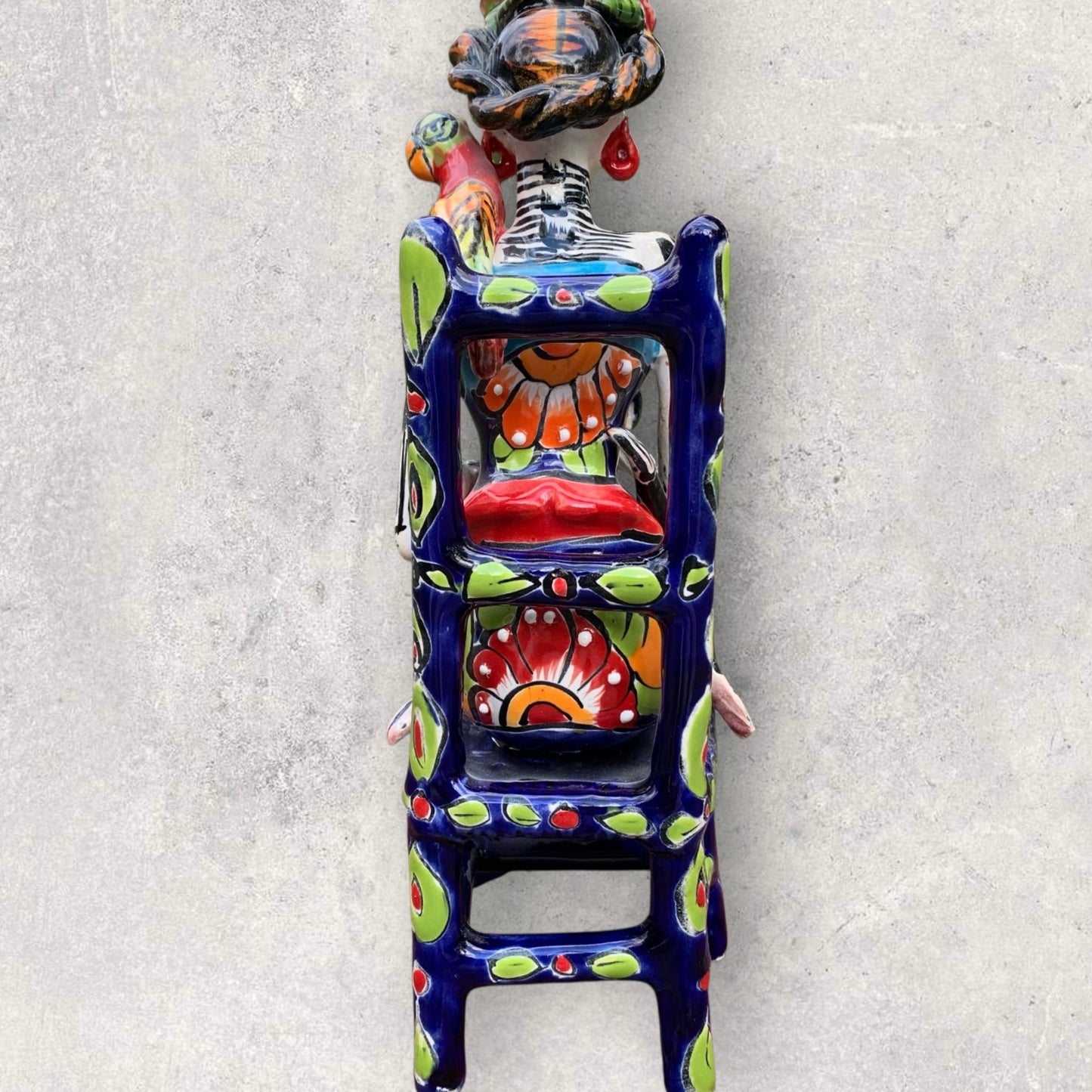 Frida Senada back view 