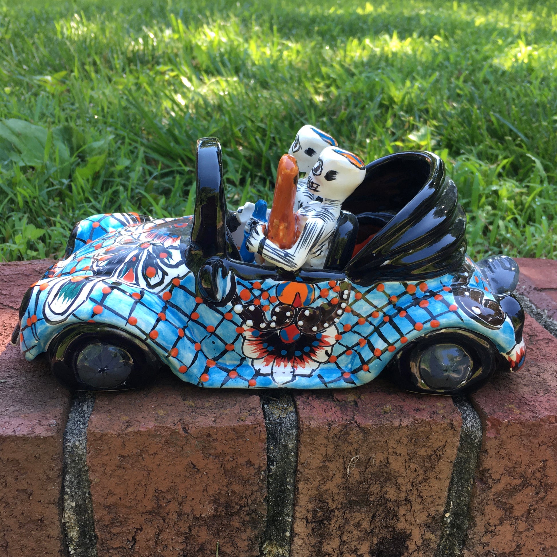 Freezing CATRINA‘s and blue convertible side
