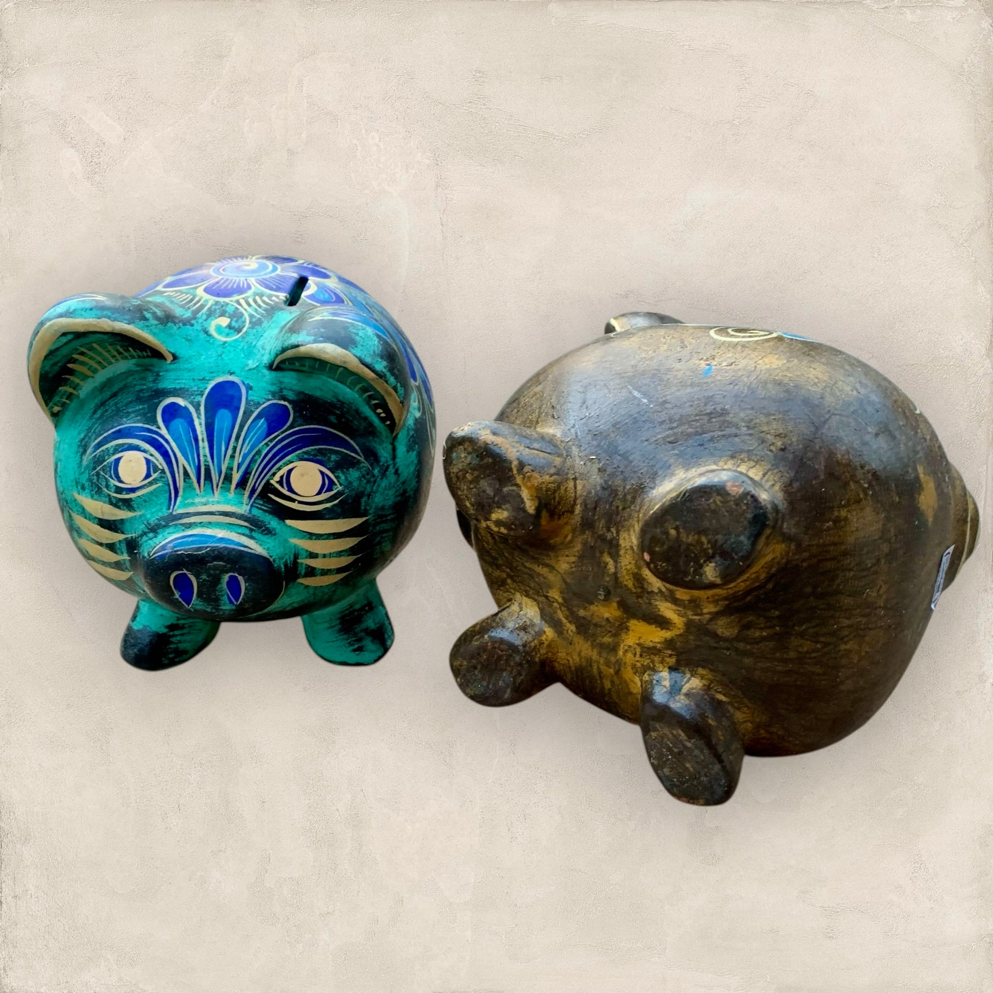 Rustic Pig Figurine Bank bottom view