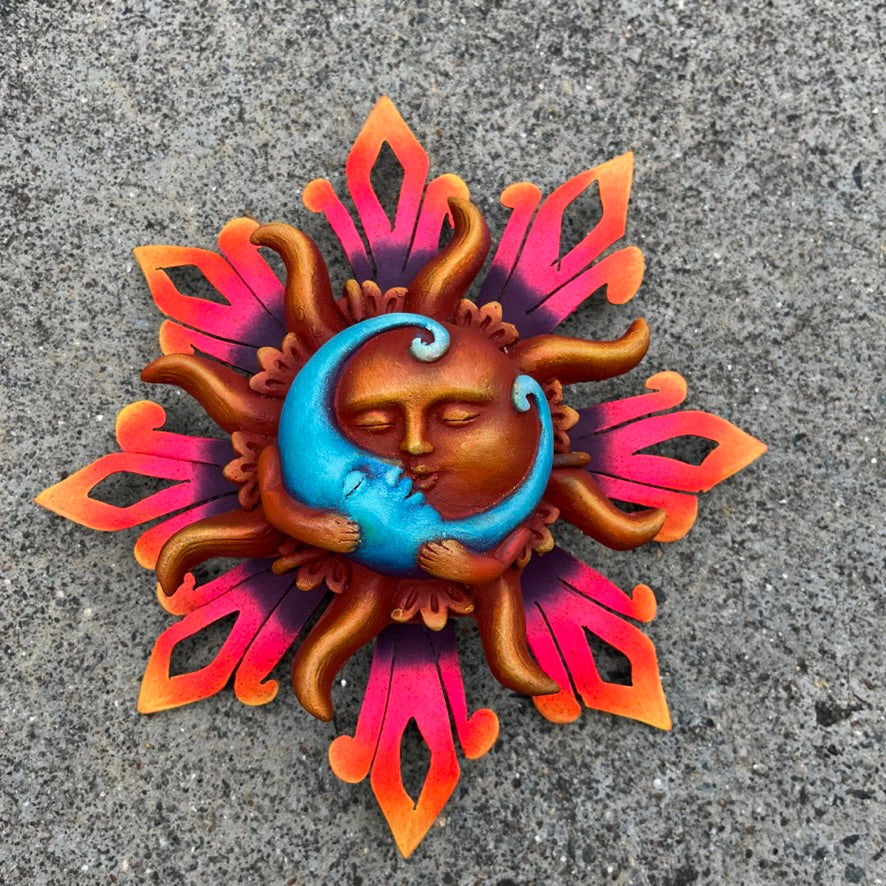 Sun holding blue moon amore Front